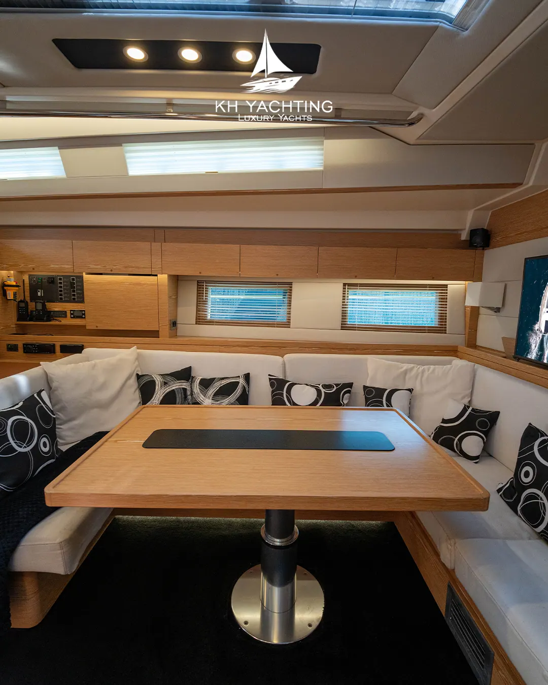 Salon dining aboard Sea Witch